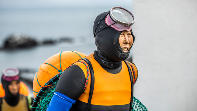 Una dona de mar o Haenyeo coreana (Fotos de Shea Winter Roggio / sheawinterphoto.com)