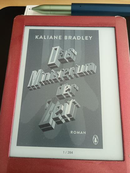 eReader mit Buchcover des Titels "Das Ministerium der Zeit" von Kaliane Bradley