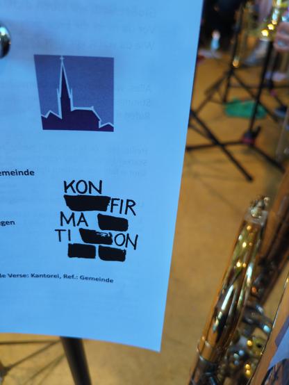 Teil des gedruckten Ablaufs, Teile von Notenständern und Instrumenten.