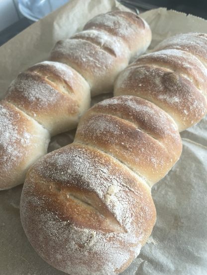 Bild mit frisch gebackenen Brötchen