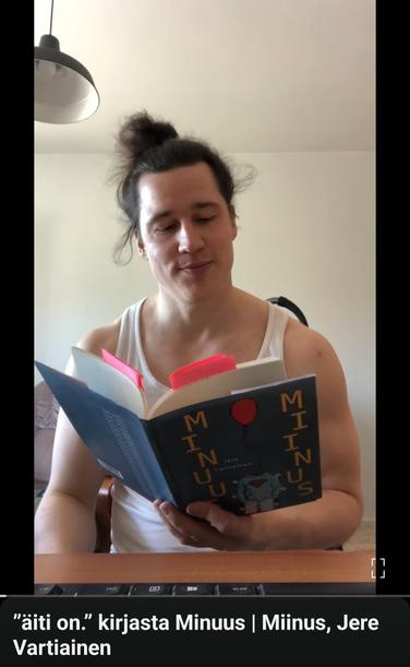 Kuvakaappaus YouTube-videosta. Runoilija lukee kirjastaan