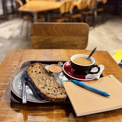 En la bandeja de desayuno hoy hay, además del desayuno, una libreta y un boli!