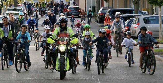 kidical Mass angeführt von Polizist:in auf Motorrad