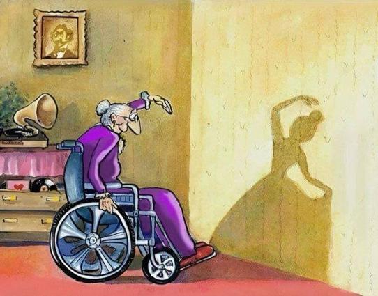 Das Bild zeigt eine ältere Frau mit weißem Dutt, die in einem Rollstuhl sitzt und den rechten Arm erhoben hat, als würde sie tanzen. Ihr Schatten an der Wand jedoch zeigt nicht eine gebrechliche alte Frau, sondern die elegante Silhouette einer jungen Ballerina in einer klassischen Tanzpose.

Links im Bild stehen ein alter Plattenspieler und ein kleines Schränkchen mit Schallplatten, darüber hängt ein gerahmtes Porträt. Die warme Lichtquelle wirft einen langen Schatten, der die imaginäre Brücke zwischen Vergangenheit und innerer Wirklichkeit sichtbar macht.

Die Szene ist poetisch-symbolisch: Sie zeigt, dass das innere Selbst, die Erinnerung oder das Bewusstsein oft viel lebendiger und kraftvoller ist als das äußere Erscheinungsbild.🖖