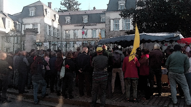 Illustration à partir d’une photo de rassemblement pour Manssour.