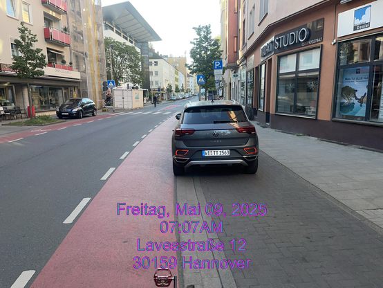 Der Klassiker- Ohne Echte Markieren der Dooring Zone - Wird Der Fahrradsschutzstreifen zur TodeZone durch Die Offizielle Öffentlich Autolagerflächen