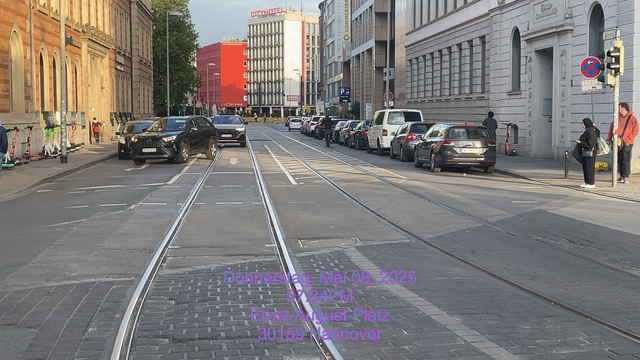 Hannover Bis / Von Zur sicheren Veloroute 05/06  - Parken im Öffentlichen Straßenverkehrsraum ist Wichtiger -Als Dem Radverkehr eine Geschlossene sichere  direkt Verbindung zu gewähren. Die Autogewalt Blockade- verhindert das Nutzen der Beiden( Geradeaus/ Rechts abbiegen Fahrspuren  - Vor Der Kreuzung Joachim Straße