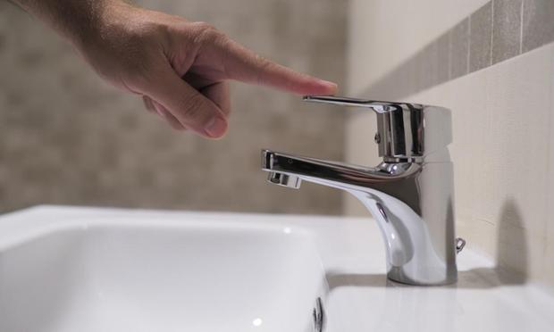 Imagen de archivo de una persona cortando el agua de un grifo. (Getty Images)