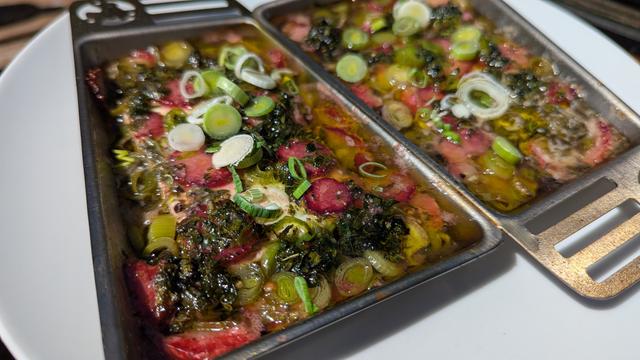 Überbackener Feta mit Erdbeeren Frühlingszwiebeln Kräuter und Olivenöl