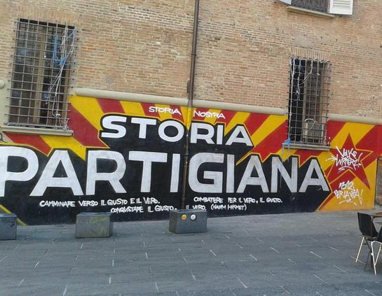 Foto eines Graffiti in Bologna mit Schriftzug "Storia Partigiana"