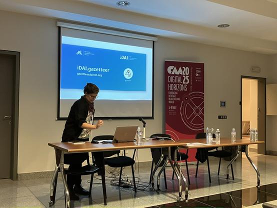 Foto of Lisa Steinmann presenting at the CAA in Athens