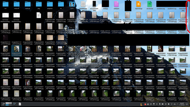 Zugemüllter Desktop mit diversen Bildern, Dateien und Ordnern, hervorgehoben, die Scrollbar rechts am Rand. Im Hintergrund ist ein Wasserfall.
