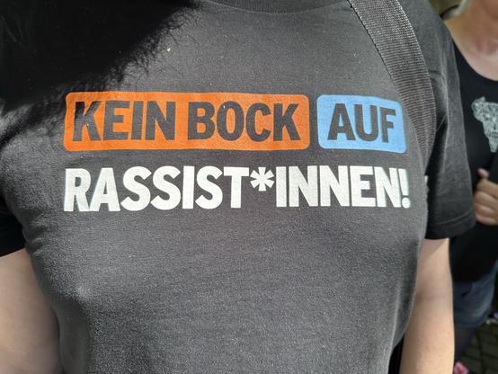 Auf eine T-Shirt steht: Kein Bock auf Rassist*innen.