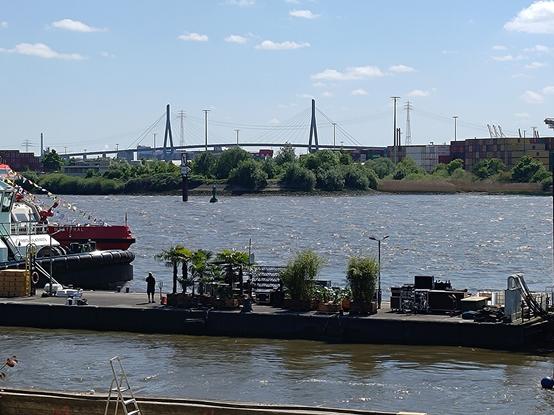 Die Elbe vor der Köhlbrandbrücke bei strahlendblauem Himmel