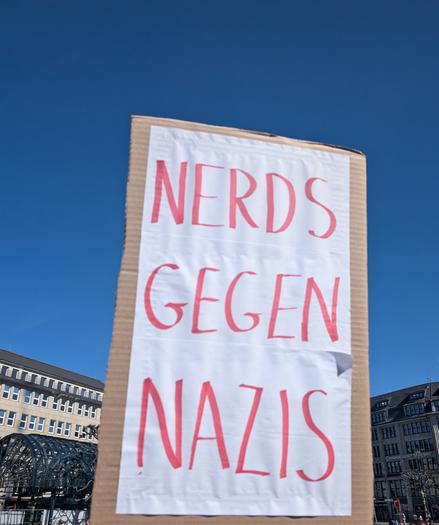 Demoschild mit der Aufschrift "Nerds gegen Nazis"