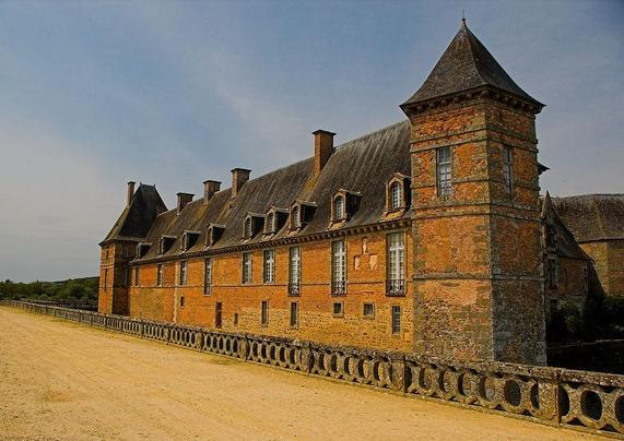 Château de Carrouges à #Carrouges (#Orne) Les parties les plus anciennes (châtelet d'entrée et partie nord-ouest) semblent remonter au XVe siècle. Modifications et réfections réalisées aux XVIe et XVIIe siècles...
Suite 👉 https://monumentum.fr/monument-historique/pa00110758/carrouges-chateau-de-carrouges
#Patrimoine #MonumentHistorique
Photo CC-BY-SA 4.0 : Fabienkhan