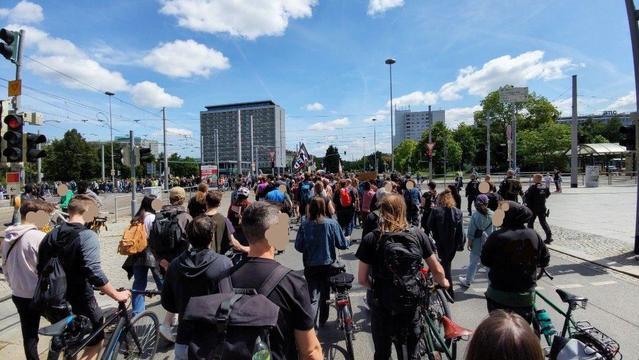 Demo, blauer Himmel, Häuser.