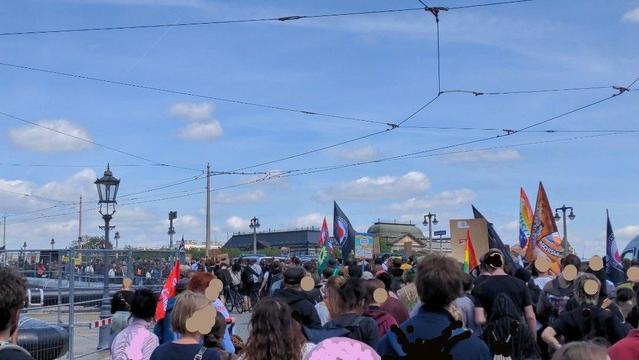 Demo Richtung einer der Elbbrücken, die noch stehen, wie heißt sie gleich nochmal?