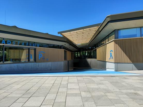 Radstation, Parkhaus für Räder beim HB Tübingen.