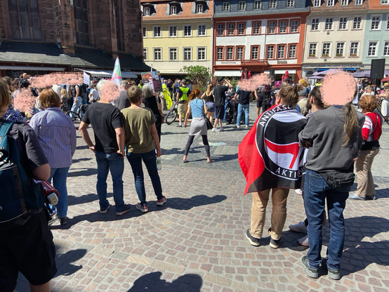 Antifa Fahne und wenige Demonstrant:innen.