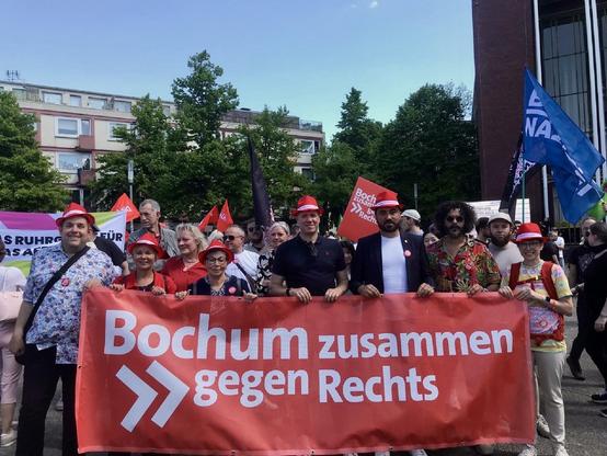 Bochum zusammen gegen Rechts-Banner vor dem Schauspielhaus Bochum