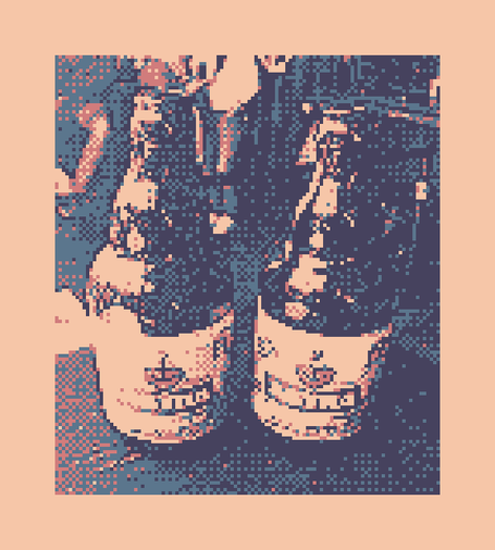 Zwei Astra Bierflaschen, auch sehr pixelig.
