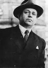 Kurt Tucholsky (* 9. Januar 1890 in Berlin; † 21. Dezember 1935 in Göteborg) war ein deutscher Schriftsteller, der zu den bedeutendsten Publizisten der Weimarer Republik zählte. Er veröffentlichte auch unter den Pseudonymen Kaspar Hauser, Peter Panter, Theobald Tiger und Ignaz Wrobel. Wiki 🖖