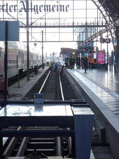 Frankfurt Hbf Gleis 8. ein wagen zum Bistro-Beladen liegt im Gleis. Menschen vom THW stehen daneben