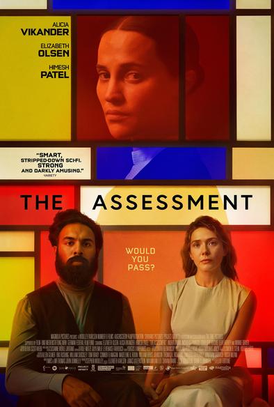 "The assessment" di Fleur Fortuné, 115 minuti, 2025.
- In un mondo devastato degli effetti del cambiamento climatico, una società utopica è riuscita a ottimizzare razionalmente i parametri dell'esistenza umana, formulando anche un metodo per valutare l'idoneità delle coppie alla genitorialità. Una coppia di successo e apparentemente solida vuole avere un bambino ed è costretta a sottoporsi a un esame di sette giorni. - da themoviedb.org

L'immagine è la locandina del film The Assessment. Ha uno sfondo geometrico e colorato con blocchi di rosso, blu, giallo e bianco. I nomi degli attori Alicia Vikander, Elizabeth Olsen e Himesh Patel sono ben visibili sul lato sinistro. C'è una citazione della rivista Variety che lo descrive come "fantascienza intelligente, essenziale, forte e oscuramente divertente". Il titolo, The Assessment, appare in lettere nere audaci al centro, accompagnato dalla domanda: "Would you pass?" (Passeresti?).
Nella parte inferiore della locandina ci sono i crediti e le informazioni di produzione in testo piccolo.

Descrizione generata con AI.