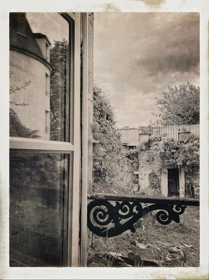 La vue de la fenêtre du petit salon avec le reflet de la Tour Beurdelaine