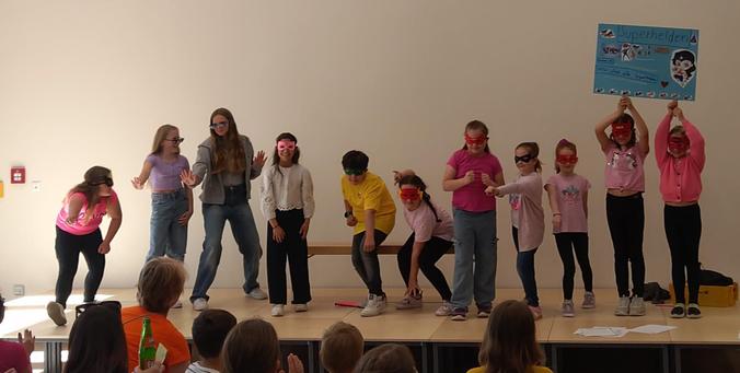Die Theateraufführung "Superhelden"