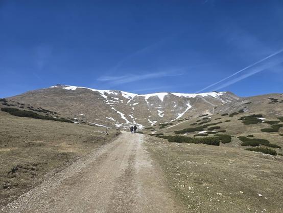 Panaromabild, links das Klosterwappen, rechts der Kaiserstein am Schneeberg.