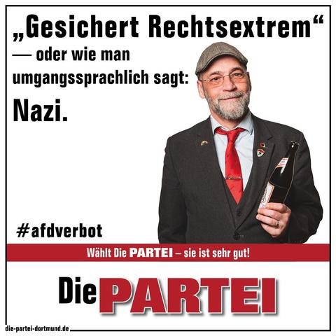 Ein Sharepic mit mir drauf, eine Flasche Bier haltend. Links daneben der Text: „Gesichert Rechtsextrem“ — oder wie man 
umgangssprachlich sagt: Nazi. 
Weiter unten steht: #afdverbot. Dekoriert ist das Ganze noch mit PARTEI-Logo und grafischen Elementen.