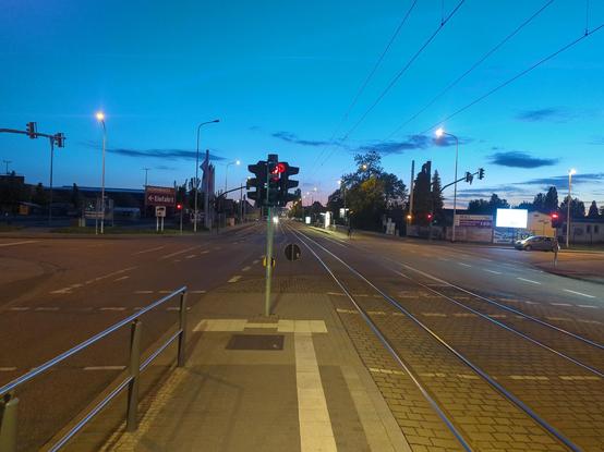 Blick von der Station Grenzstraße Richtung Hauptbahnhof mit nachtblauem Himmel und ein paar Laternen.