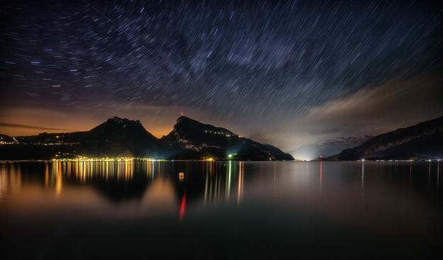Nachtaufnahme des Thunersees mit Sigriswilergrat, Niederhon, Merligen, Bödeli mit Interlaken und Unterseen.