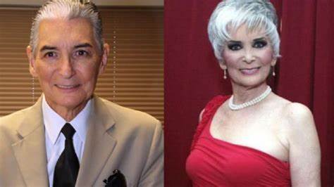 Retrato dividido de Felipe Gil, en su representación masculina a la izquierda, vistiendo traje claro, y femenina a la derecha, en un vestido rojo, mostrando su evolución personal y artística a lo largo de los años.