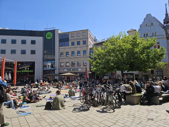 Einige Personen demonstrieren liegend  auf dem Holzmarkt in Jena.
