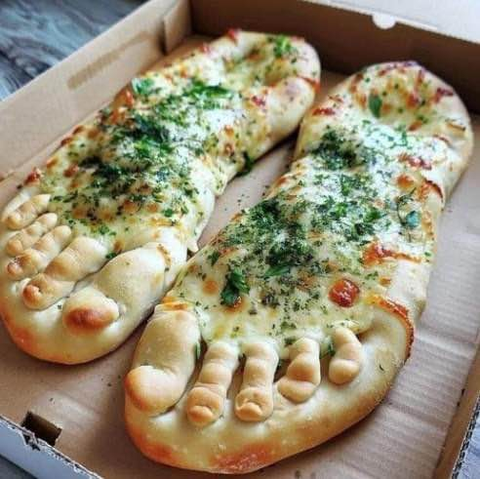 Pide in Form eines Fußes mit Zehen geformt, mit Käse überbacken