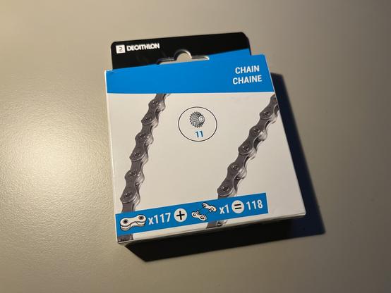 Box of a Decathlon 11 speed chain.