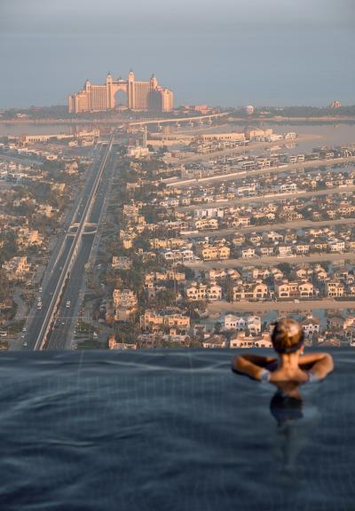 The world’s highest 360° infinity pool. A surreal blend of architecture, luxury, and skyline.