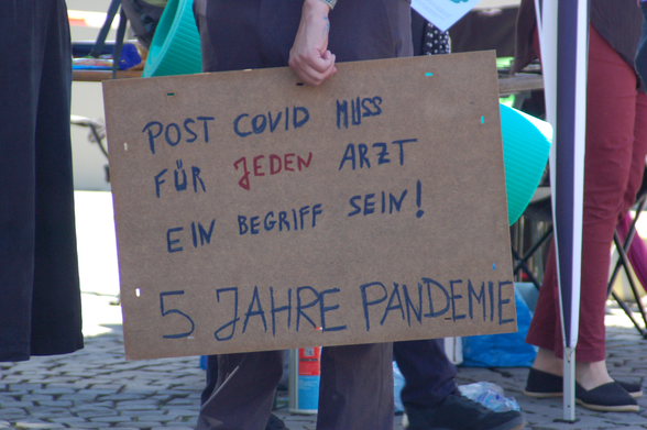 Pappschild: "Post Covid muss für jeden Arzt ein Begriff sein! 5 Jahre Pandemie"