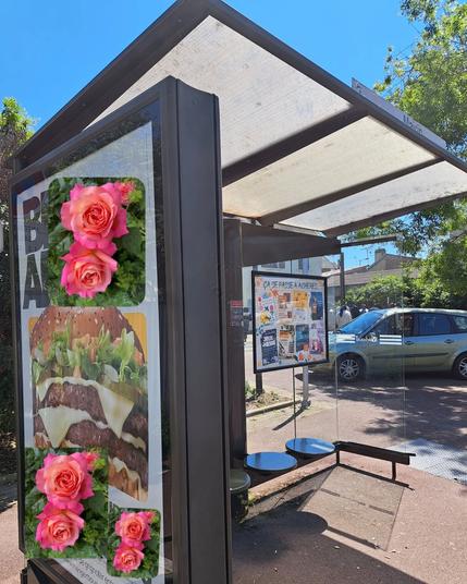 l'arrêt de bus, avec la pub (mais on a masqué le nom de la marque de fastfood)