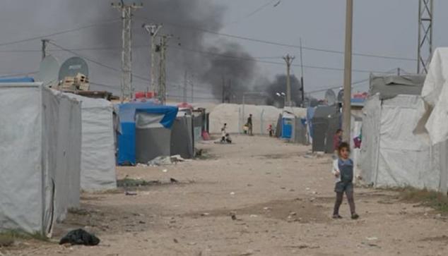 Un enfant au milieu d’un camp.