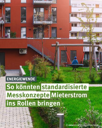 Ein modernes Mehrfamilienhaus mit roter Fassade und Balkonen, vor dem ein gepflegter Gemeinschaftsgarten mit grüner Wiese, kleinen Bäumen und einem Spielplatz mit Schaukel liegt. Ein Kind mit blauer Jacke sitzt auf der Schaukel. Im Vordergrund ist ein gepflasterter Weg zu sehen. Im Bild steht der Text: „Energiewende – So könnten standardisierte Messkonzepte Mieterstrom ins Rollen bringen“. Foto: © naturstrom AG / P. Jammernegg.