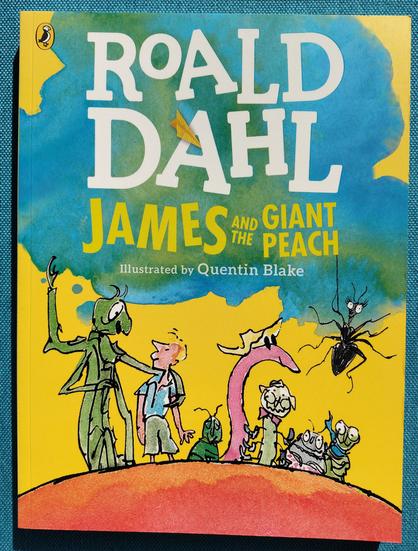 Bookcover Roald Dahl - James and the Giant Peach. Illustrated by Quentin Blake