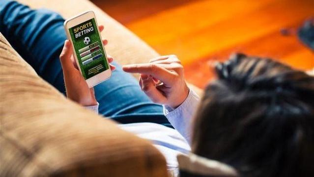 Jove jugant a apostes online al mòbil (iStock / Daviles)