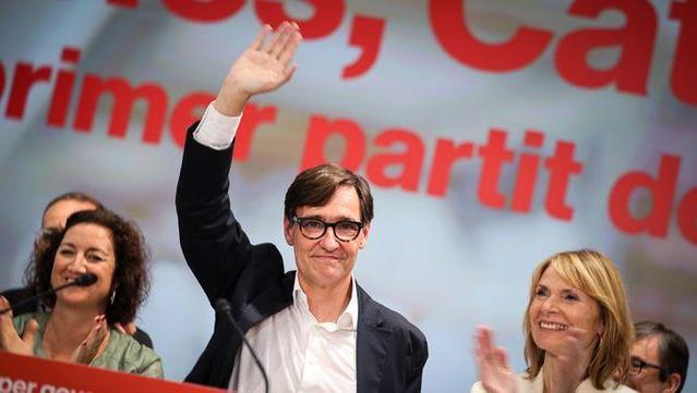 El candidat del PSC, Salvador Illa, celebrant la victòria en les eleccions al Parlament (ACN/Jordi Borràs)
