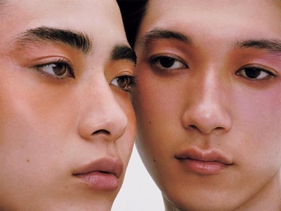 豊田裕大と高橋璃央が魅せる2025年の“攻める”メンズメイク。ムードを生み出すアイテムとメイク方法も徹底解説！ メンズノンノウェブ | MEN'S NON-NO WEB