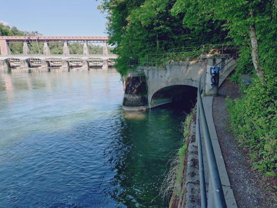 Mündung der Glatt unterhalb des Kraftwerks Rheinsfelden