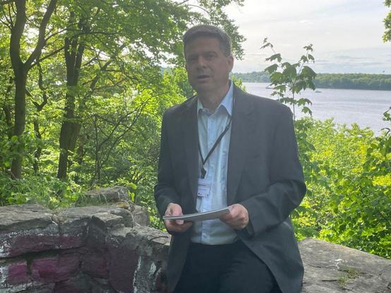 Erster Programmpunkt der Konferenz „80 Jahre Kriegsende: Jüdische Perspektiven auf Neuanfänge in Deutschland und Europa der Nachkriegszeit“ vor der offiziellen Eröffnung: Vortrag und Begehung mit Gideon Botsch „Der Schlosspark Glienicke und die intellektuelle Neugründung der Bundesrepublik  um 1960“-